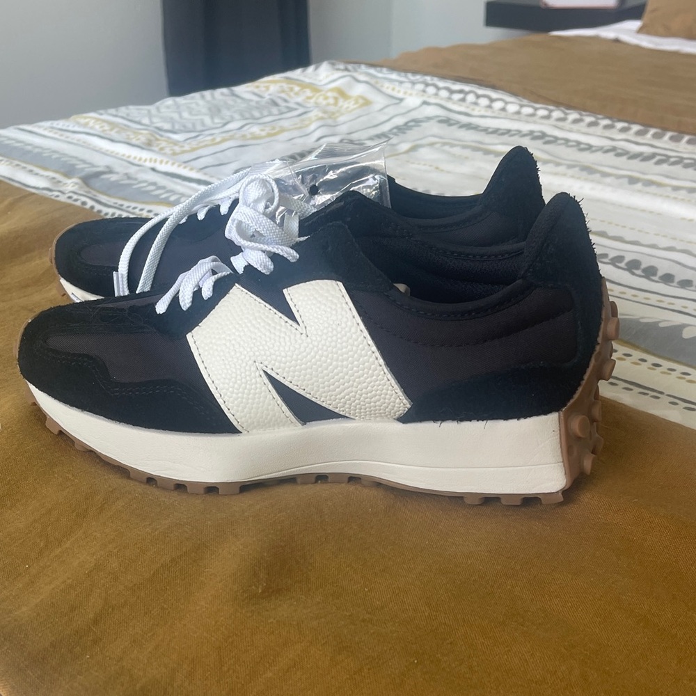 New Balance 327 W 8m, M 6.5m. Black and white. New